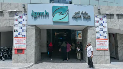 ކެފޭއެއްގެ ފުރާޅުމައްޗަށް ޒުވާނަކު ވެއްޓި އަނިޔާވެގެން ފަރުވާދެނީ