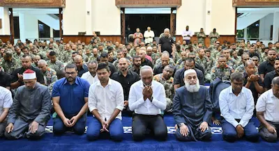 ސިފައިން އެއް ޖަމާއަތުގައި ކުރި ފަތިސް ނަމާދުން ނަސްރުގެ ދުވަހުގެ ހަރަކާތްތައް ފަށައިފި