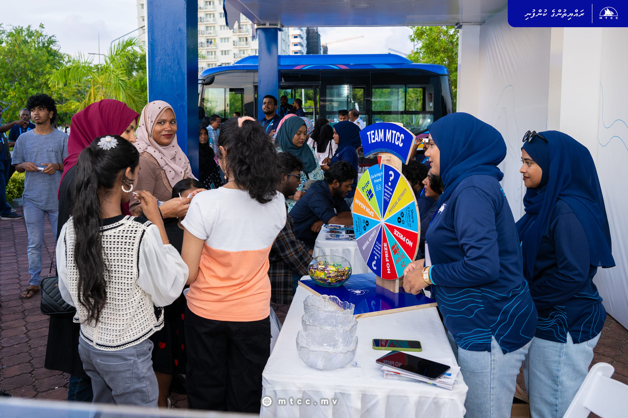 ފުރަތަމަ ދުވަހުވެސް ހާހަކަށްވުރެ ގިނަ މީހުން ޒިޔާރަތް ކުރި، ދާލަން އެކްސްޕޯއަށް އާދަޔާ ހިލާފު ބޮޑު ތަރުހީބެއް!