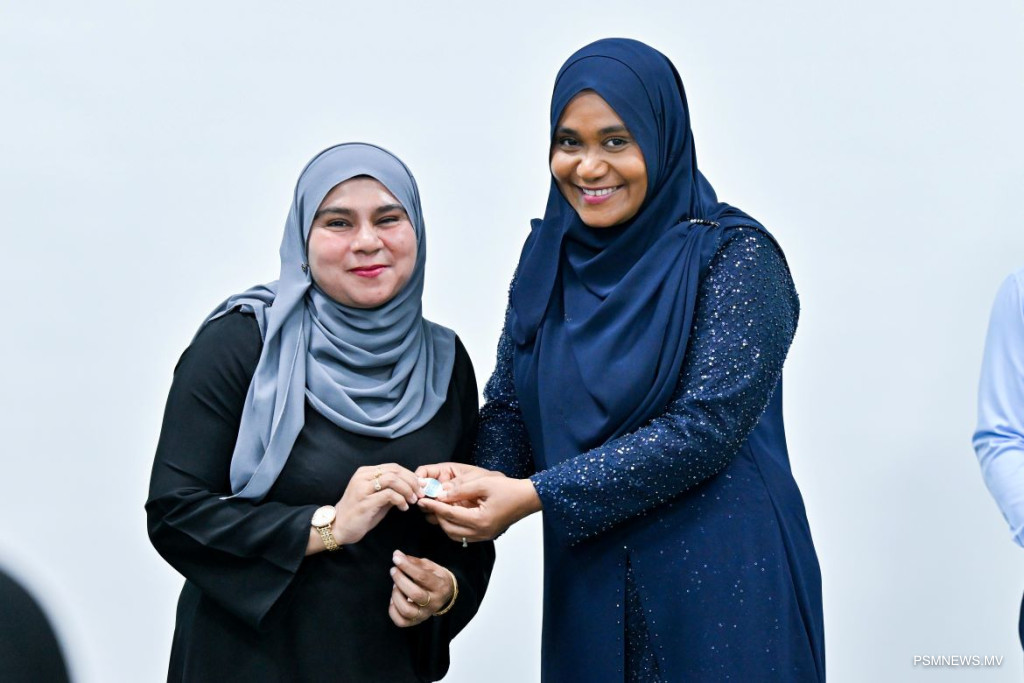 ހިތްހަމަނުޖެހޭ ސިޔާސަތުތައް އޮތްނަމަވެސް އެކަން ތަންފީޒުކުރުމުގައި ފަސްޖެހޭ ބަޔަކަށް ސިވިލް ސަރވަންޓުން ނުވުމަށް މެޑަމް ސާޖިދާ އިލްތިމާސްކުރައްވައިފި