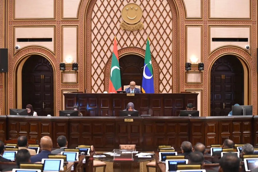 ޕާޓީ ބަދަލުކޮށްފިނަމަ، ގޮނޑި ގެއްލޭގޮތަށް އިސްލާހު ގެންނަން ހުށަހެޅި ބިލު، 75 މެމްބަރުންގެ ވޯޓުން ފާސްކޮށްފި