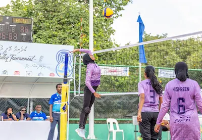 ސީދާ 3 ސެޓުން ބޮންބޮން ސްޕޯޓްސް ކުލަބު ބަލިކޮށް ގެމަނަފުށިން މުބާރާތް ފެށީ ފުރިހަމަ މޮޅަކާއިއެކު!