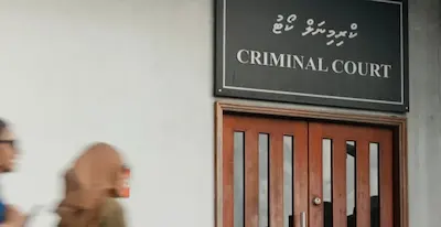 ޕޯސްޓުން އަންނަ ޕެކޭޖްތަކާ ހަވާލުވުމުގެ ކަންތައް އޮންނަނީ ޑްރަގް އެތެރެކުރާ މީހުންނަށް ނާޖާއިޒު ފައިދާ ނެގޭ ގޮތަށް: ކްރިމިނަލް ކޯޓު