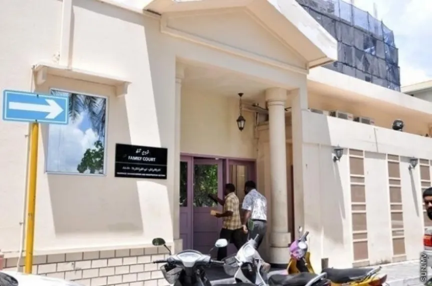 ފަނޑިޔާރުގެ ހުއްދަ ނެތި، ޝަރީއަތުގެ މަޖިލީހުން ނުކުތް އަންހެނަކަށް 3 ދުވަހުގެ ޖަލު ހުކުމެއް