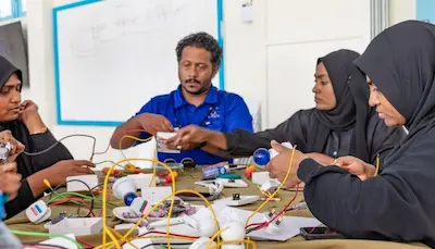 ސްޓެލްކޯއިން ކ.ގުރައިދޫގެ ކަނބަލުންނަށް ޚާއްސަކޮށްގެން ބޭސިކް އިލެކްޓްރީޝަން ކޯހެއް ހިންގައިފި