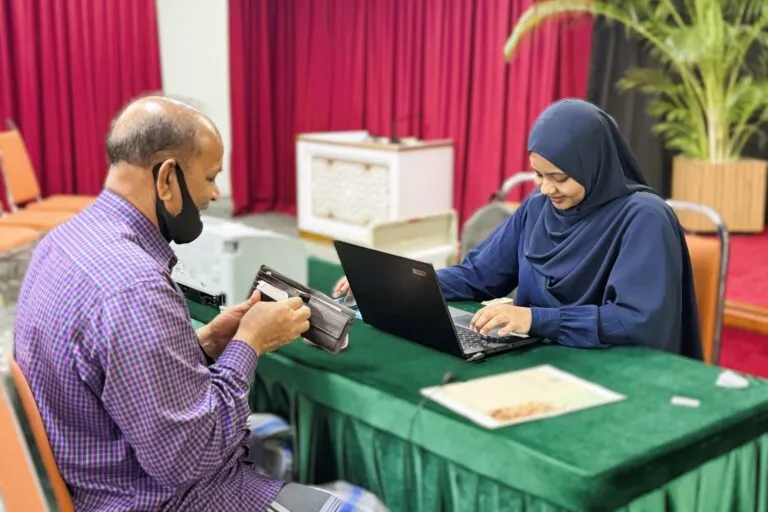 ނަގުދު ފައިސާއާއި ކޭޝް ކާޑުން ޒަކާތް ބަލައިގަންނަން ފަށައިފި