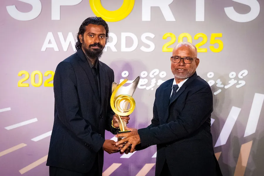 ފޮޓޯގްރާފަރ ނައުޝަމްގެ އެވޯޑް; މުޅި ހުވަދު އަތޮޅަށް ލިބުނު ފަޚުރުވެރި ޝަރަފެއް!