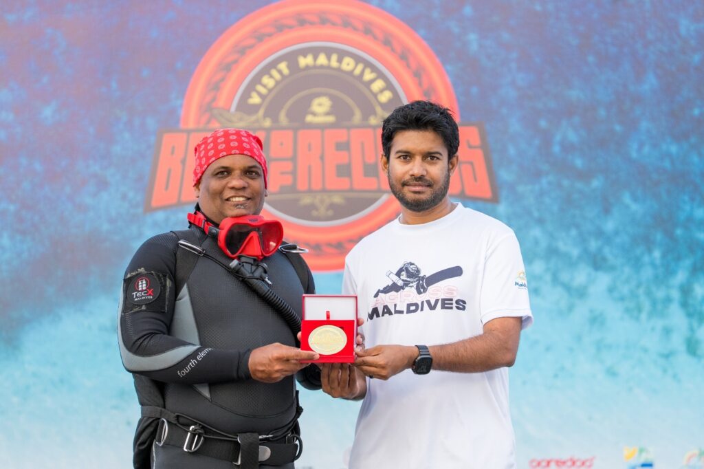 މަޝްހޫރު ދިވެހި ޑައިވަރު ޝަފްރާޒް، ކަނޑުއަޑީގެ ގައުމީ 2 ރެކޯޑެއް ހަދައިފި