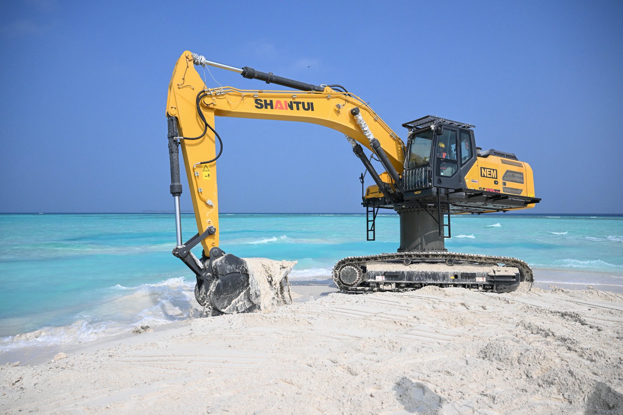 ނ ވިހަފަރު ގައި ތަރައްޤީ ކުރާ އެއާޕޯޓަށް ބޭނުންވާ ބިން ހިއްކުމުގެ މަސައްކަތް އެމްއޭސީއެލް އިން ފަށައިފި