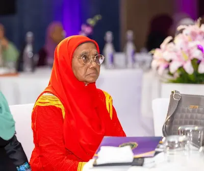 އިޖުތިމާޢީ ދާއިރާއިން ރެހެންދި އެވޯޑު، އައިޝަތު ހުސައިނަށް؛ 50 އަހަރަށްވުރެ ގިނަ ދުވަހު ހިދުމަތް ކުރެއްވި
