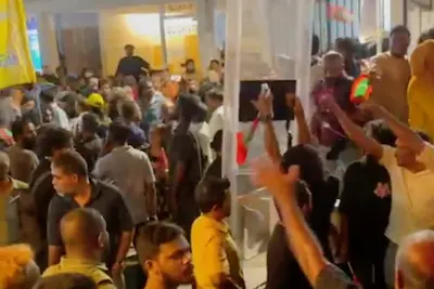 ޑިއުޓީގަ ހުންނަ ފުލުހެއްގެ އަތުން ގަދަކަމުން ސާމާނު އަތުލުމަކީ ސުލްހަވެރި ހަރަކާތެއްގެ ގޮތުގައި ނުބެލެވޭނެ: އިހުސާން