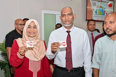 ރައީސްގެ ދެކަނބަލުން ތެލެސީމިއާ ސެންޓަރަށް ޒިޔާރަތް ކުރައްވައިފި