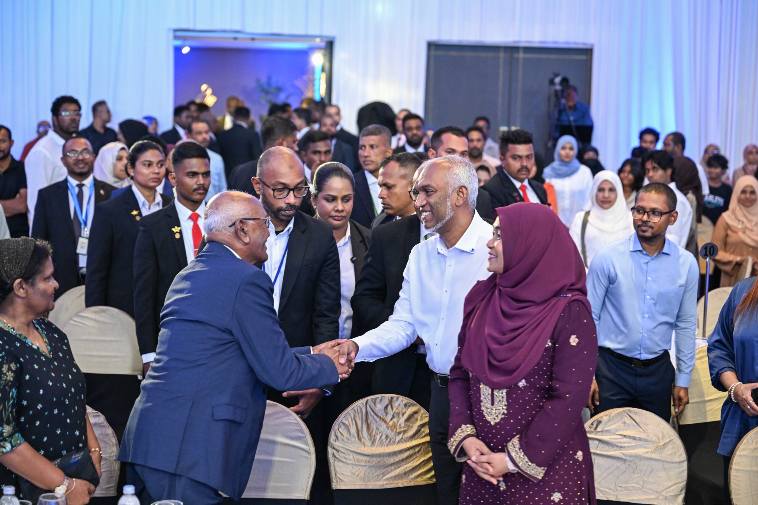 ރައީސް، ލަންކާގައި ދިރިއުޅޭ ދިވެހީންނާ ބައްދަލުކުރެއްވުން؛ 30 ގަޑިއިރު، 60 އާއިލާއަކާ ވަކީން ބައްދަލުކުރެއްވި