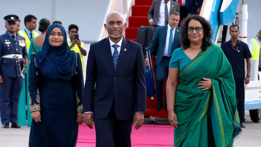 ރައީސް ޑރ މުޢިއްޒުގެ ދެކަނބަލުންނަށް ލަންކާއިން ހޫނު މަރުހަބާއެއް!