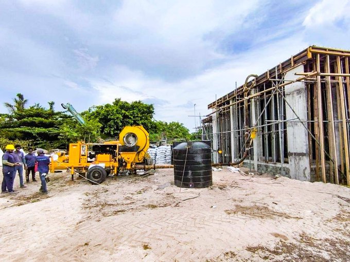 ހަނިމާދޫގައި ބިނާކުރާ މިސްކިތުގެ ރޫފް ސްލެބް ކޮންކްރީޓު ކުރުމުގެ މަސައްކަތް ފަށައިފި