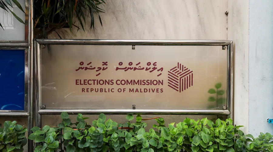 ޤާނޫނުތަކާ އެއްގޮތްވާ ގޮތުގެމަތިން ސިޔާސީ ހަރަކާތްތައް ހިންގުމަށް ދެ ޕާޓީއަކަށް އިލްތިމާސްކޮށްފި