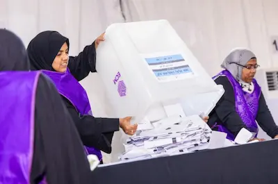 ޝަކުވާއަކާ ގުޅިގެން ދ މީދޫ ކައުންސިލް ރައީސް ހޮވުމަށް ނެގި ވޯޓު ފޮއްޓެއް އަލުން ގުނަނީ