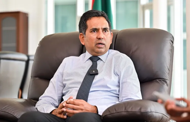 ކޮލަމްބޯގައި ތާށިވެފައިވާ ކޮންޓެއިނަރުތަކުގެ ތެރެއިން 80 ކޮންޓެއިނަރެއް އަވަހަށް ގެނައުމުގެ މަސައްކަތް ފަށައިފި