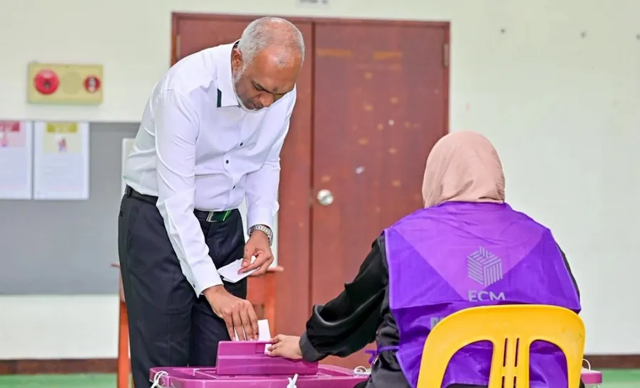 ރައީސް އިންތިހާބުތަކަށް ވޯޓު ލައްވައިފި؛ އެދިވަޑައިގެންނެވީ ހުރިހާ ރައްޔިތުންވެސް ޤާނޫނީ ޙައްޤު އަދާ ކުރެއްވުމަށް،