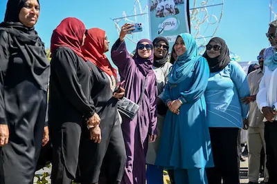 ކައުންސިލް އިންތިޚާބުގެ ކެމްޕެއިނަށް ވަޑައިގެންނެވި, މެޑަމް ސާޖިދާއަށް ތިނަދޫ ސިޓީއިން ހޫނު މަރުހަބާއެއް