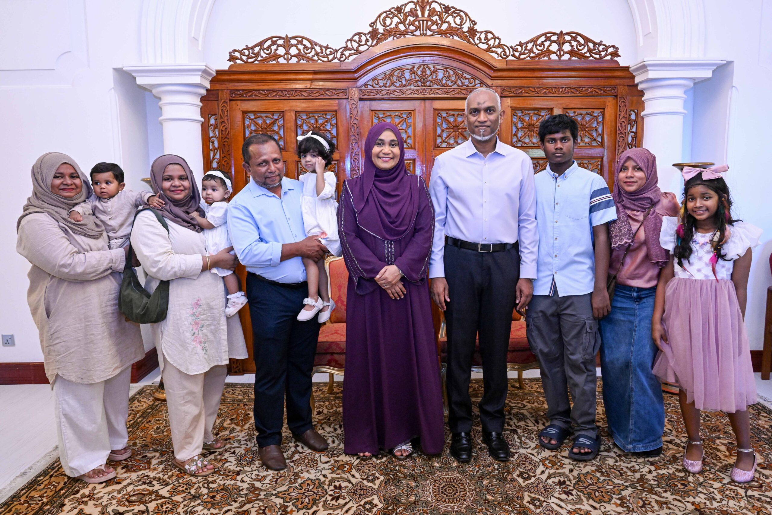 ރައީސްގެ ދެކަނބަލުން ޢީދު ސަލާމް ކުރައްވައިފި