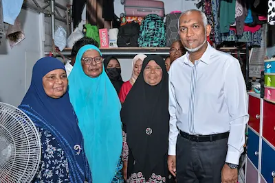 ރައީސް، މާފަންނު ހުޅަނގު ދާއިރާގެ ސަރަހައްދުތަކަށް ޒިޔާރަތްކުރައްވައި ދޮރުން ދޮރަށް ވަޑައިގެން ކެމްޕެއިން ވަރުގަދަ ކުރައްވައިފި