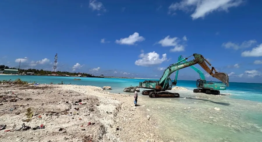ނިލަންދޫ ދަޅުމަސް ބަންދުކުރާ ކާރުހާނާގެ ބިން ހިއްކުމާއި ބަނދަރު ހެދުމުގެ އަމަލީ މަސައްކަތް ފަށައިފި