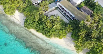 ފުޅަދޫގައި ނިވާކަން ކުޑަކޮށް އުޅޭ ފަތުރުވެރިން ތިބޭ ގެސްޓްހައުސްތައް ޖޫރިމަނާ ކުރަނީ