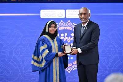 ގުރުއާން ހިތުދަސްކޮށްގެން 50 ހާފިޒުންނަށް ރައީސްގެ މެޑައްޔާއި އިނާމު ދެއްވައިފި