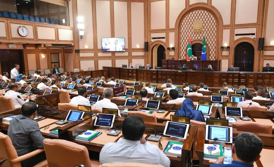 ޮޕީއެންސީގެ މެމްބަރުން އަމީންގެ ދިފާޢުގައި؛ ‘އެމްޑީޕީއިން ހާލަތުގެ ނާޖާއިޒު ފައިދާ ނަގައިގެން ހަގީގަތް އޮޅުވާލުމަށް!