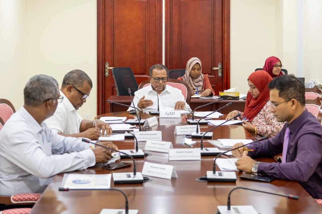 ޖެނެރޭޝަންބޭން؛ ވަކި އުމުރަކަށްވުރެ ހަގު މީހުންނަށް ދުންފަތް މަނާކުރާ ބިލް ކޮމިޓީއިން ފާސްކޮށްފި