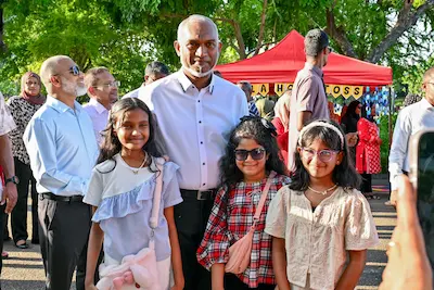 ކުޑަކުދިންގެ ހަވީރުގައި ދަރިވަރުންގެ ފަރާތުން ރައީސް ޑރ މުއިއްޒަށް ހާއްސަ ހަދިޔާއެއް އެރުވި!