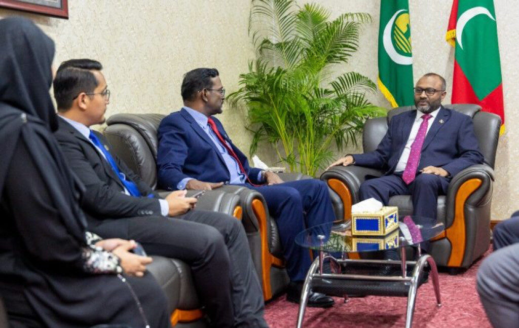 މެލޭޝިޔާގެ ޔުނިވާސިޓީ އަކާއެކު ޒުވާން ޚަޠީބުން ތަމްރީނު ކުރުމަށް މަޝްވަރާ ކޮށްފި