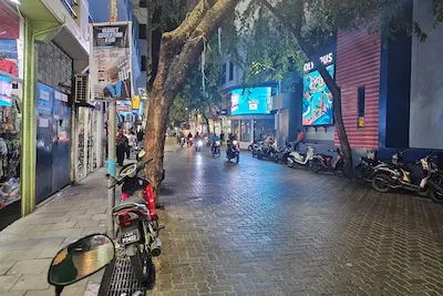 މާލޭ ގެއެއްގެ ފާހާނާއެއްގެ ތެރޭ މަރުވެފައި އޮތް މީހަކު ފެނިއްޖެ