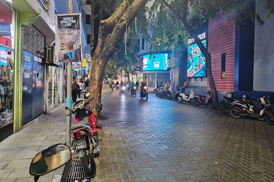 މާލޭ ގެއެއްގެ ފާހާނާއެއްގެ ތެރޭ މަރުވެފައި އޮތް މީހަކު ފެނިއްޖެ