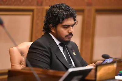 ރޭގެ މުޒާހަރާއިން ހައްޔަރުކުރި ދެ ޒުވާނުން ދޫކޮށްލުމަށް މެންބަރު އަޒާން ގޮވާލައިފި