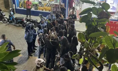 ޒުވާނުންގެ މުޒާހަރާ އިން 2 މީހަކު ހައްޔަރު ކޮށްފި