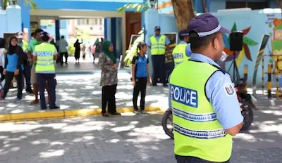 ހުޅުމާލޭ ސްކޫލެއްގެ ގޭޓުން ނުކުމެގެން ދިޔަ ކުޑަކުއްޖަކު ފުލުހުންގެ އެހީގައި ހޯދައިފި
