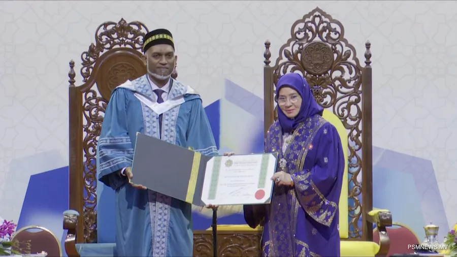 އައިއައިޔޫއެމްގެ ފުރަތަމަ ޑޮކްޓަރޭޓްގެ ލަގަބާއެކު ރައީސް ޑރ މުއިއްޒު، މުޅިރާއްޖެ ފަޚުރުވެރި ކޮށްދެއްވައިފި