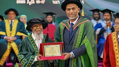 އަލަށް ރާއްޖޭގައި ބޭފުޅަކަށް އޮނަރަރީ ޑޮކްޓަރޭޓްގެ ޝަރަފު އަރުވައިފި