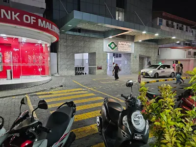 ހެންވޭރު ގެއެއްގެ ފުރާޅު މައްޗަށް ވެއްޓިފައި އޮތް ޒުވާން އަންހެނަކަށް ފަރުވާ ދެނީ