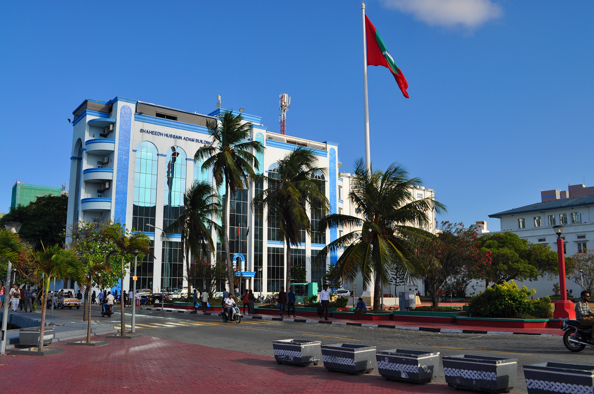 ވައްކަމުގެ މައްސަލައެއްގައި މީހެއްގެ ގަޔަށް ކުލަ ފާޓާ އެޅި މައްސަލަ ފުލުހުން ބަލަނީ