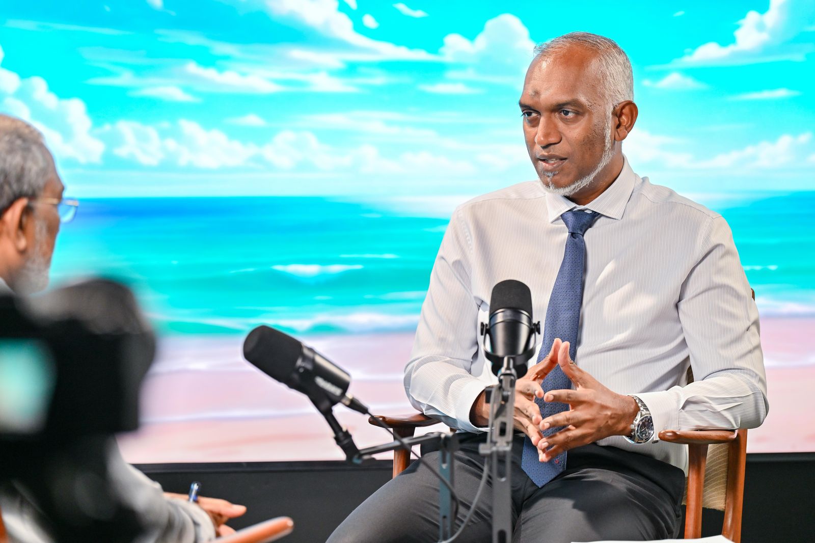 ލޯނުގެ އެހީގައި ދަރިވަރުންނަށް ބޮޑު އަގުގައި ޑޮލަރު ގަންނަން ނުޖެހޭނެހެން މައްސަލަ ހައްލުކޮށްދޭނަން: ރައީސް