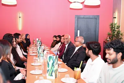 ލިވަރޕޫލްގައި ކިޔަވަމުންދާ ދިވެހި ދަރިވަރުންނާ ރައީސް ޑރ މުއިއްޒު ބައްދަލު ކުރައްވައިފި