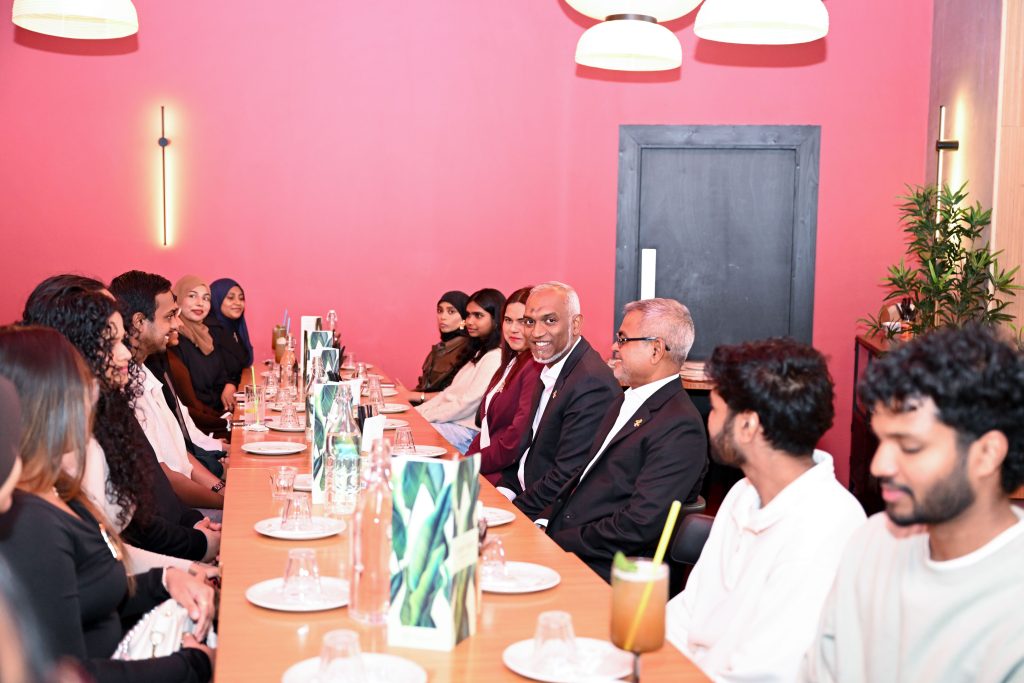 ލިވަރޕޫލްގައި ކިޔަވަމުންދާ ދިވެހި ދަރިވަރުންނާ ރައީސް ޑރ މުއިއްޒު ބައްދަލު ކުރައްވައިފި