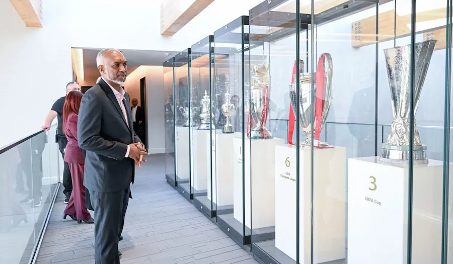 ރައީސް މުއިއްޒު ލިވަޕޫލްގެ އަކްސާ ޓްރެއިނިންގ ސެންޓަރަށް ޒިޔާރަތް ކުރައްވައިފި