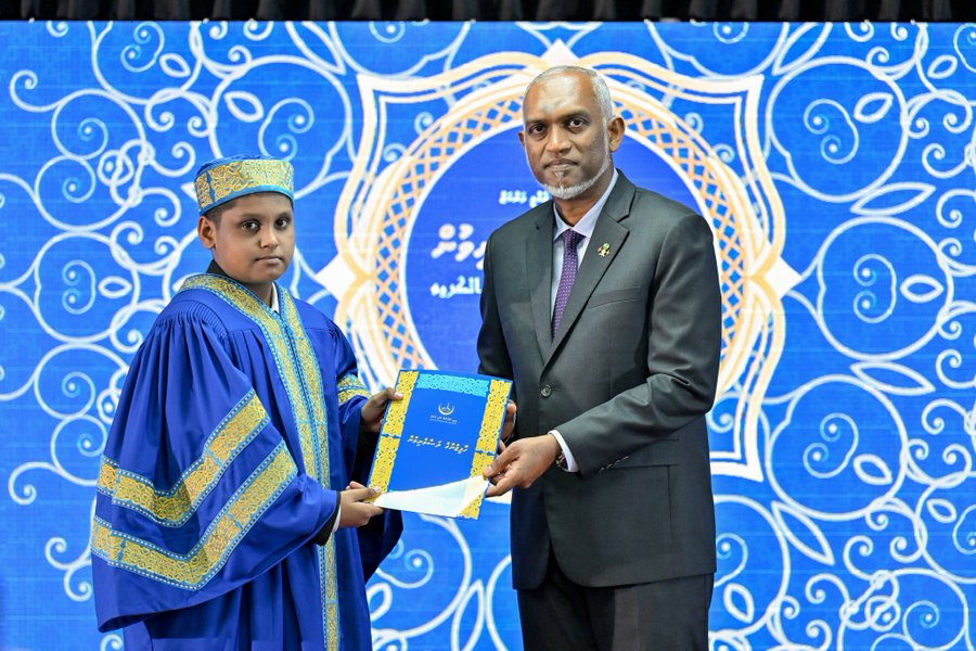 ތާރީޚީ ރެއެއް؛ 24 ޙާފިޡުންނަށް ސަނަދު ދެއްވައި، ހާފިޡުންގެ އިނާޔަތް ބޮޑު ކޮށްދެއްވައިފި