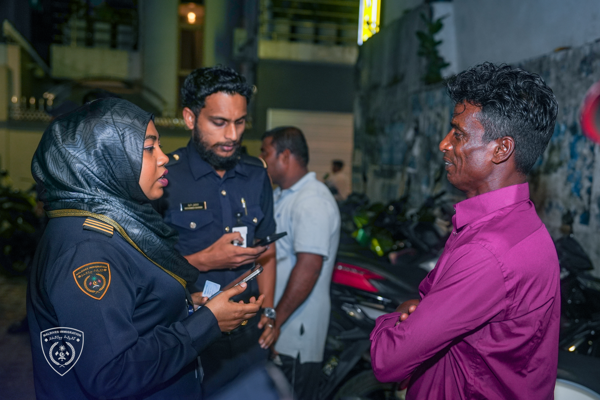 ހީނާމާގެ ޕާކިންގް ސަރަހައްދުން 5 ބިދޭސީއަކު އިމިގްރޭޝަނުގެ ބެލުމުގެ ދަށަށް!