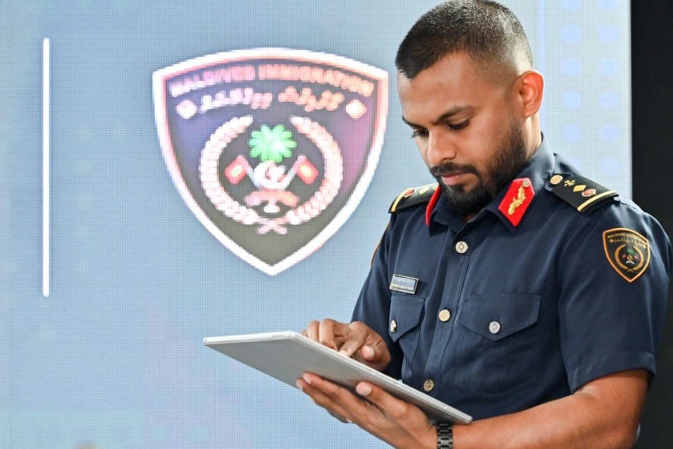 ފަސްލައްކައަށްވުރެ ގިނަ ރުފިޔާއާއެކު ހައްޔަރަށް ގެންދިޔަ ބިދޭސީއަކު ޝައްމާނުގެ އަމުރަށް ދޫކޮށްފައިވޭ: ފުލުހުން