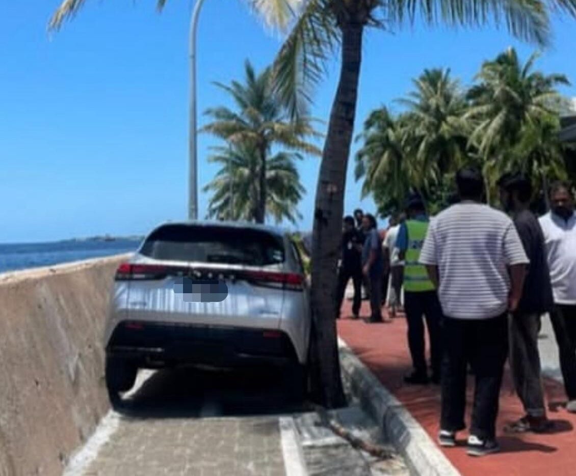 ކޮންޓްރޯލުން ނައްޓާލައި ކާރު ގޮސް ތާށިވީ ރުކަކާއި ތޮށިގަނޑަކާއި ދެމެދު: ޑްރައިވަރު ބުނީ ރޯދަ ވަރުބަލިވީކަމަށް!